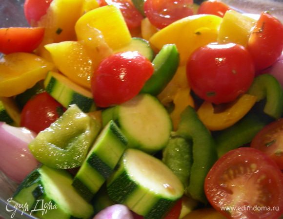 В большой миске соединяем овощи с маринадом, хорошенько перемешиваем, чтобы они все были пропитаны и оставляем мариноваться минимум на 1 час.