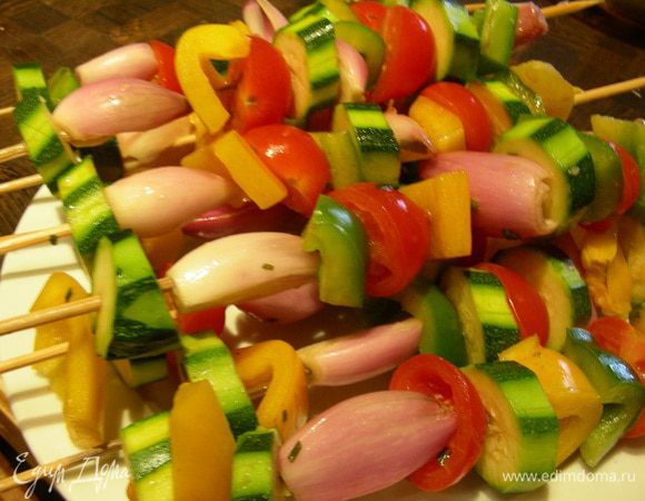 Насаживаем их на шпажки (если они деревянные, то их надо замочить в холодной воде на пару часов), чередуя овощи. Готовим их на гриле или в духовке в режиме гриль минут 15-25, в зависимости от желаемой степени мягкости овощей. Шашлычки необходимо часто переворачивать и регулярно поливать или смазывать маринадом, чтобы не пересушились. 
