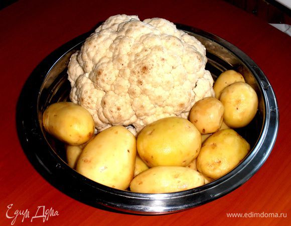 Очищаем молодой картофель,капусту разделяем на кусочки.