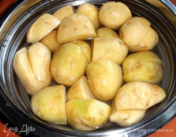 Картофель разрезать на четвертинки или половинки,посолить и поставить вариться.