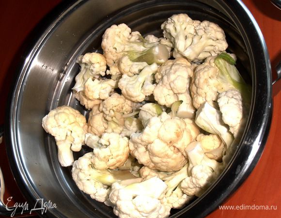 Капусту я поставила сверху на картофель на паровую баню,тоже присолила.