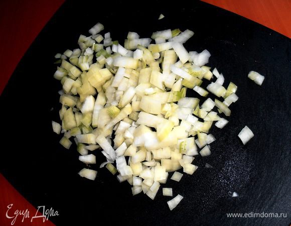 В это время измельчаем среднюю луковицу.