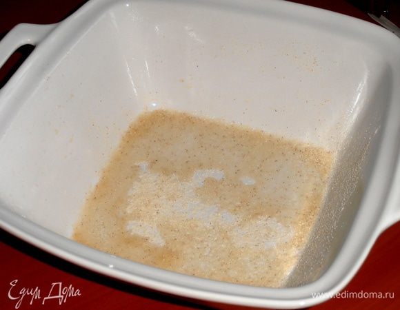 Глубокую форму смазать с бортами маслом и присыпать манкой или сухарями.