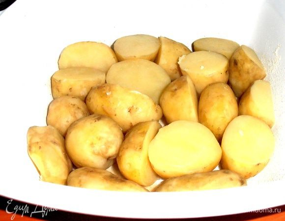 Начинаем сборку!Первый слой-картофельный(поперчить красным перцеп,соль уже была).