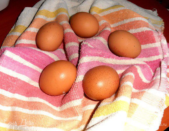 Теперь самое интересное!Для яиц надо полотенце(так советовала Ю.В.и так правда удобнее!)
