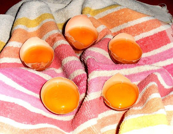 Ножом разбить аккуратно яица и слить с них белки,а желтки оставить в скорлупе!