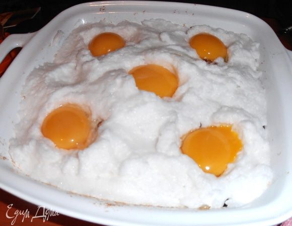 Ложкой делаем ямки в пяти местах и вливаем в них желточки.