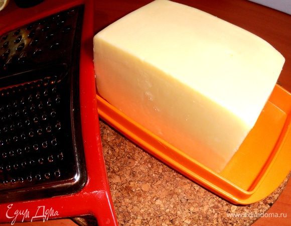 В это время натираем сыр.