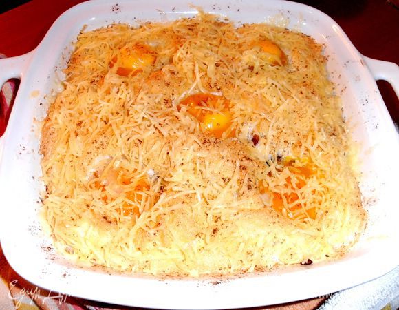 И присыпаем наше почти готовое блюдо.Снова в духовку!