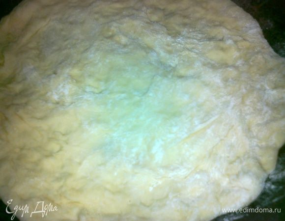 утром достать,подмять и оставить отдохнуть на 10мин,затем разминая руками сделать тонкую лепешку по форме и смазать том.соусом,хорошо промазать края