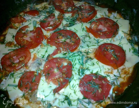 далее вылаживаем слой порезанной курицы и слегка промазываем майонезом,дальше улаживаем слой тонко нарезаных пластинок сыра,затем нарезать помидор кружочками и присыпать все укропом,поставить в духовку при т.235 на 20мин