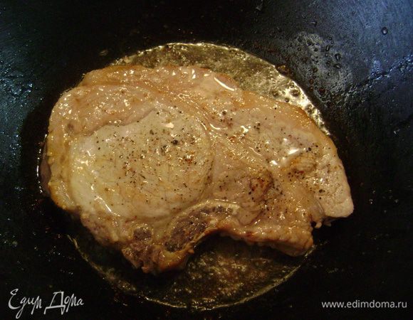 Приправить отбивные солью и перцем и на среднем огне подрумянить отбивные по 5 мин. Выложить мясо на тарелку.