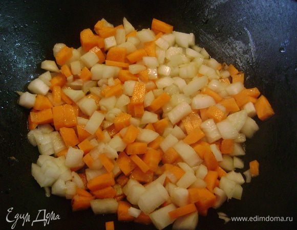 Лук и морковь нарезать мелкими кубиками и пассеровать в жире, оставшемся от жарки мяса до мягкости. 