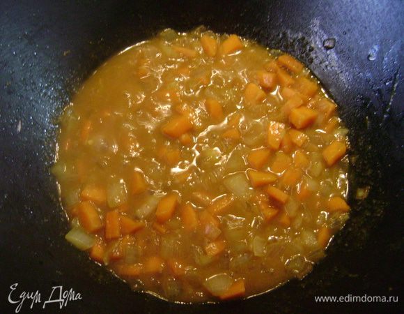 Добавить яблочный сок и перемешать.