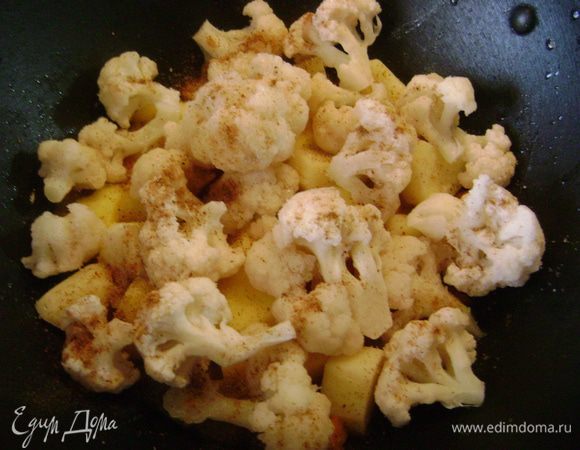 На лук с морковью выложить картофель, а сверху капусту, приправить солью и поперчить.