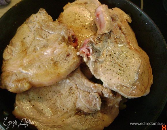 На овощи выложить свиные отбивные. Добавить горячего бульона или воды, чтобы покрывало 1/2 содержимого. Прикрыть крышкой и отправить в центр духовки на 1 час. Ориентироваться нужно на толщину отбивных, если они тонкие, то времени может понадобиться меньше.