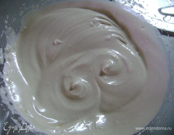 Взбить яичный белок, постепенно добавляя сахар, до устойчивых пиков.