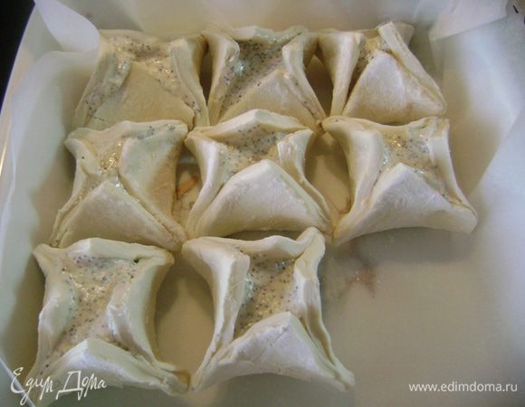 Уложить гнездышки в форму, выложенную пергаментной бумагой, плотно друг к другу, чтобы не развалились при выпечке.