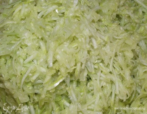 Было у меня 2 средних кабачка и я их потерла на мелкой терке