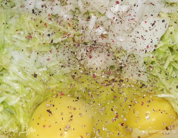 Добавила к ним 2 яйца,лук мелко порезанный.Посолила поперчила