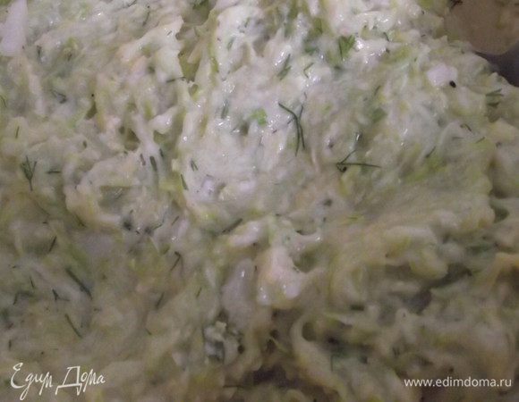 Все хорошо перемешала и получилось вот такое кабачковое тесто как густая сметана