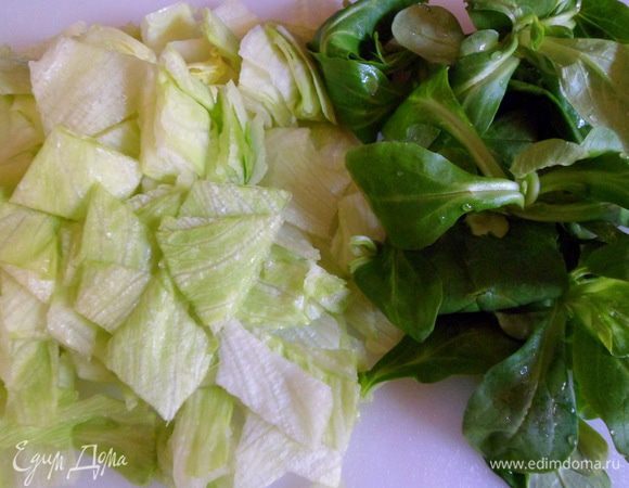 Салат также режем или  рвем руками