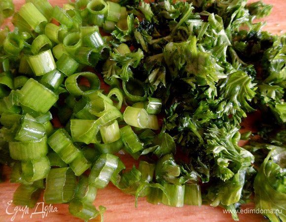 Лук и петрушку мелко режем