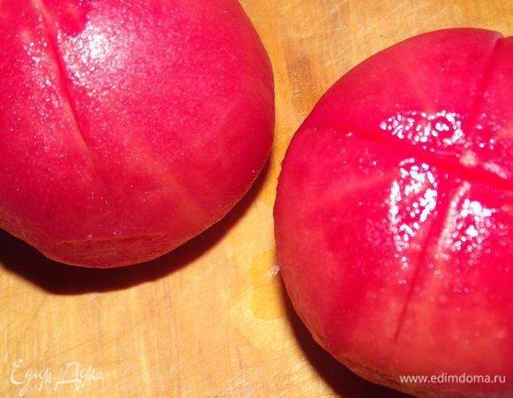 Взяла 2 помидора,ошпарила их и сняла кожицу
