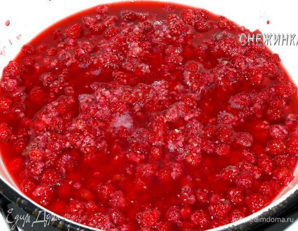 Ягоды кладем в эмалированную кастрюлю или большую миску. Наливаем воду, ставим на огонь.