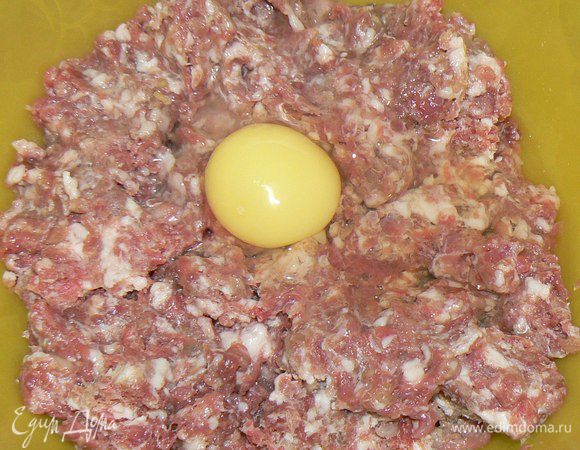 В фарш добавьте яйцо, соль, перец, хорошо перемешайте.