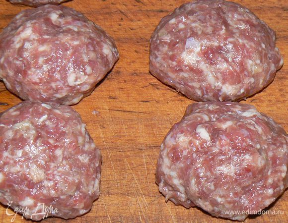 Разделите фарш на порционные кусочки.