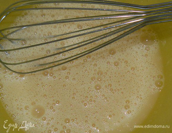 Взбейте яйца с небольшим количеством соли.