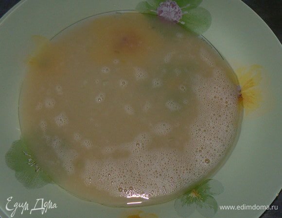 В широкую плоскую тарелку вылейте взбитое яйцо.