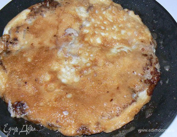 Переверните фаршем вниз и обжарьте другую сторону.