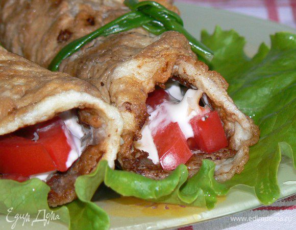 Аккуратно сверните, перевяжите зеленым луком. Украсьте овощами. В качестве гарнира можно подать картофель или рис.