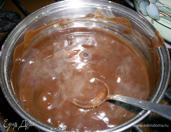 Для глазури соединяем сахар, сметану и какао и варим до закипания, непрерывно помешивая. Затем добавляем поломаный шоколад и продолжаем варить помешивая на медленном огне. Сахар должен полностью раствориться, а поверхность глазури покрыться медленно лопающимися пузырями. На это уйдет около пяти минут.