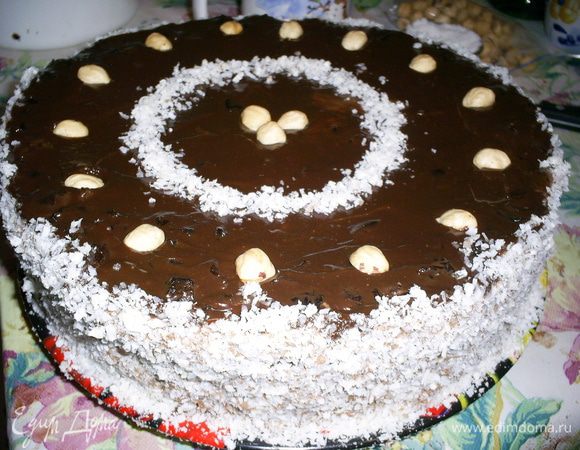 Даем глазури немного! остыть и заливаем поверхность торта, разглаживаем ножом. Бока торта я обмазываю кремом и обсыпаю смесью кокосовой стружки вафельных крошек.
Украшаем по желанию. У меня под рукой был только фундук. Торт ставим в холодильник на несколько часов, а лучше на ночь. Приятного аппетита!