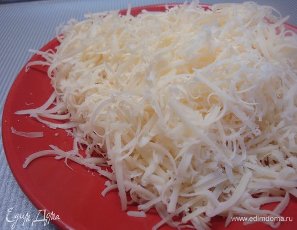 Ставим на огонь воду в кастрюльке, она должна закипеть. а тем временем трём сыр на мелкой тёрке.