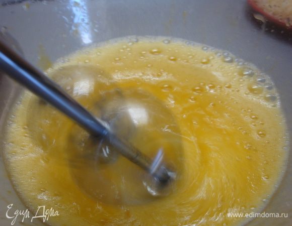 Взбиваем яйца с щепоткой соли до пены.
