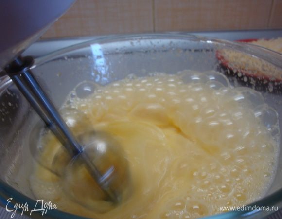 Затем влить молоко и вновь взбивать до пены. 