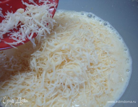 Добавляем тёртый сыр и вымешиваем деревянной ложкой.