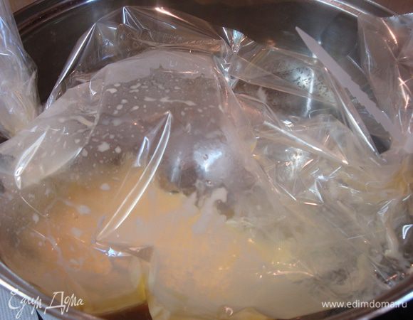 Берём пакет для запекания, переливаем в него яичную смесь. Крепко завязываем и отправляем в кипящую воду. Должно кипеть обязательно 30 минут.