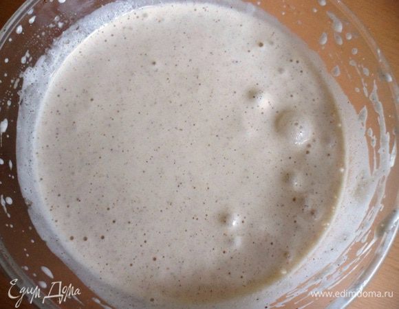 В миску выложить 3 яйца, сахар, соли и 1 ч.л.корицы и хорошенько взбить миксером до воздушной однородной массы. Добавить коньяк и чуть чуть еще взбить. Отставить пока в сторону