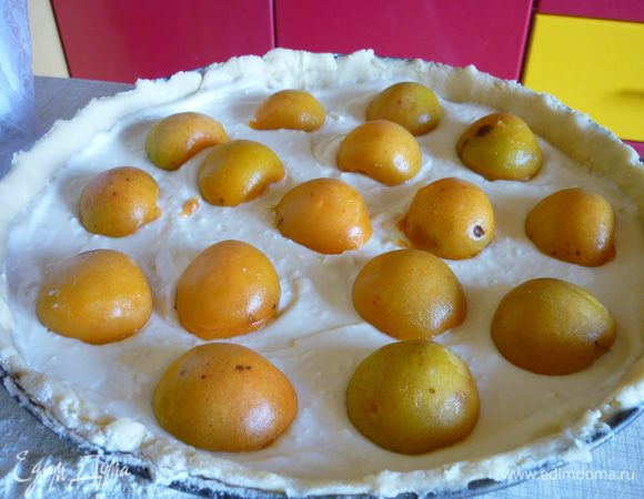 Тесто раскатать, переложить в форму, сформовать бортик, сверху выложить крем и абрикосы.Выпекать пирог минут 30-40.