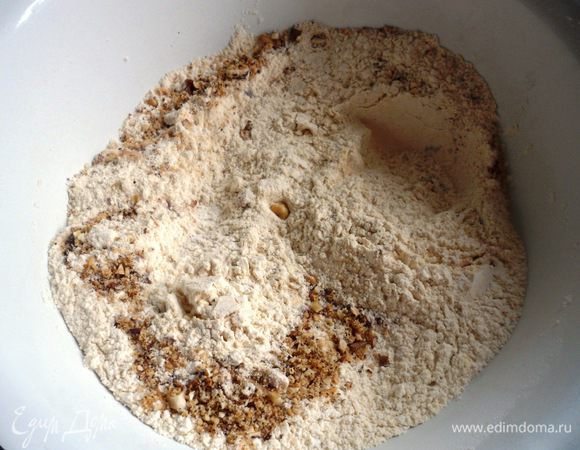 Смешать орехи и мучную смесь