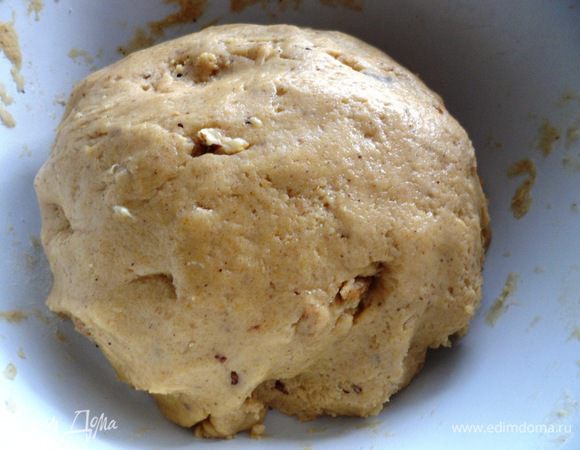 Добавить к орехово-мучной смеси яичную смесь, перемешать, добавить размягченное сливочное масло и вымесить эластичное тесто