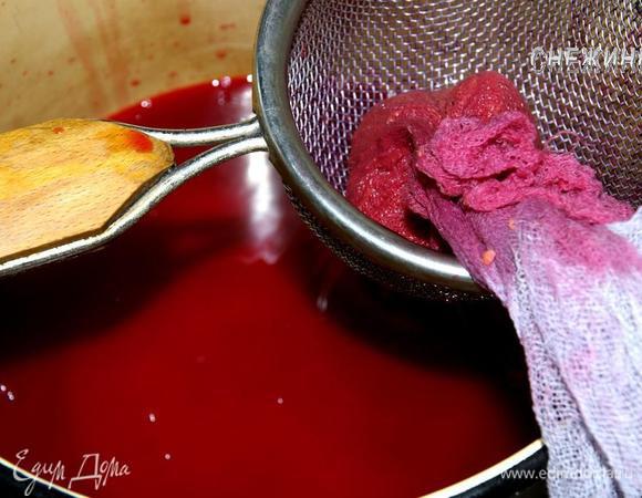 Даем немного остыть. Теперь нужно избавиться от косточек. Я выстлала марлей в два слоя дуршлачок и выжимала жмых руками. Можно перетереть через мелкое ситечко.