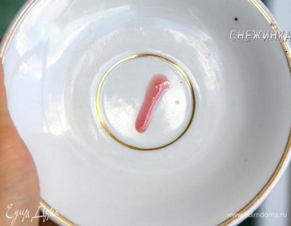 Варим с момента закипания около 1 часа. Периодически снимаем пенку и перемешиваем. По времени ориентируйтесь так, если капнуть джемом на сухое блюдце и наклонить, то капля медленно потечет, и когда хорошо остынет, она застывает.  