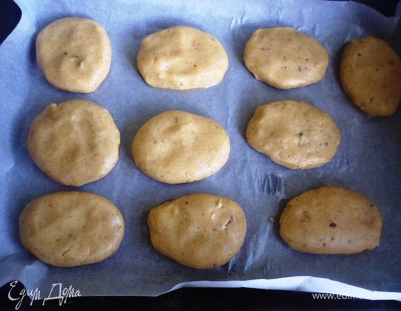 Застелить форму пергаментом и выложить на него печенье небольшими порциями. Выпекать при температуре 180 градусов 20 минут. Приятного чае- или кофепития)))