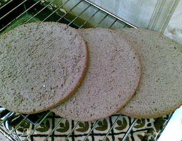 Разрезаем на 3 коржа